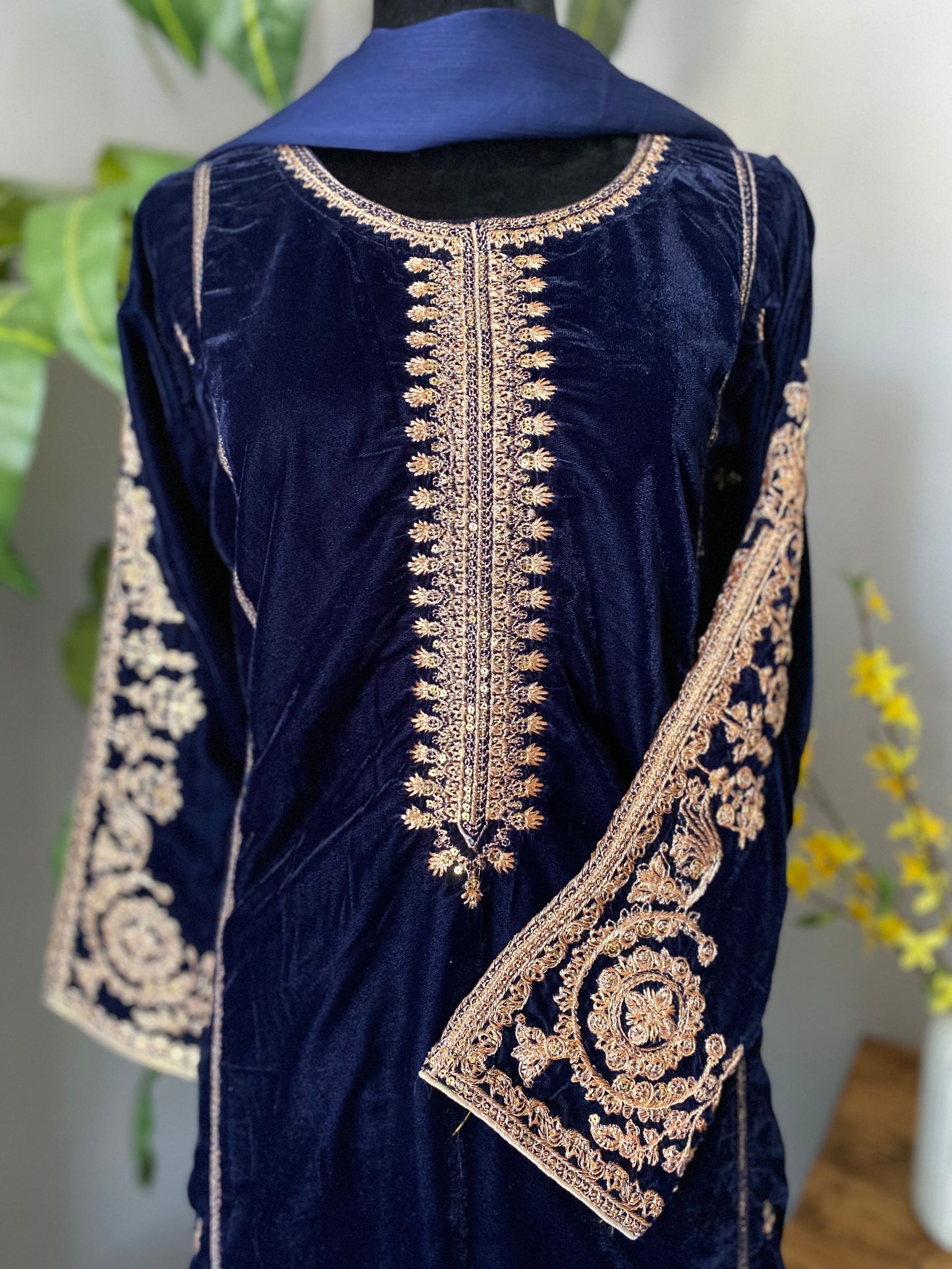Embroidered Velvet 3-piece NAVY BLUE