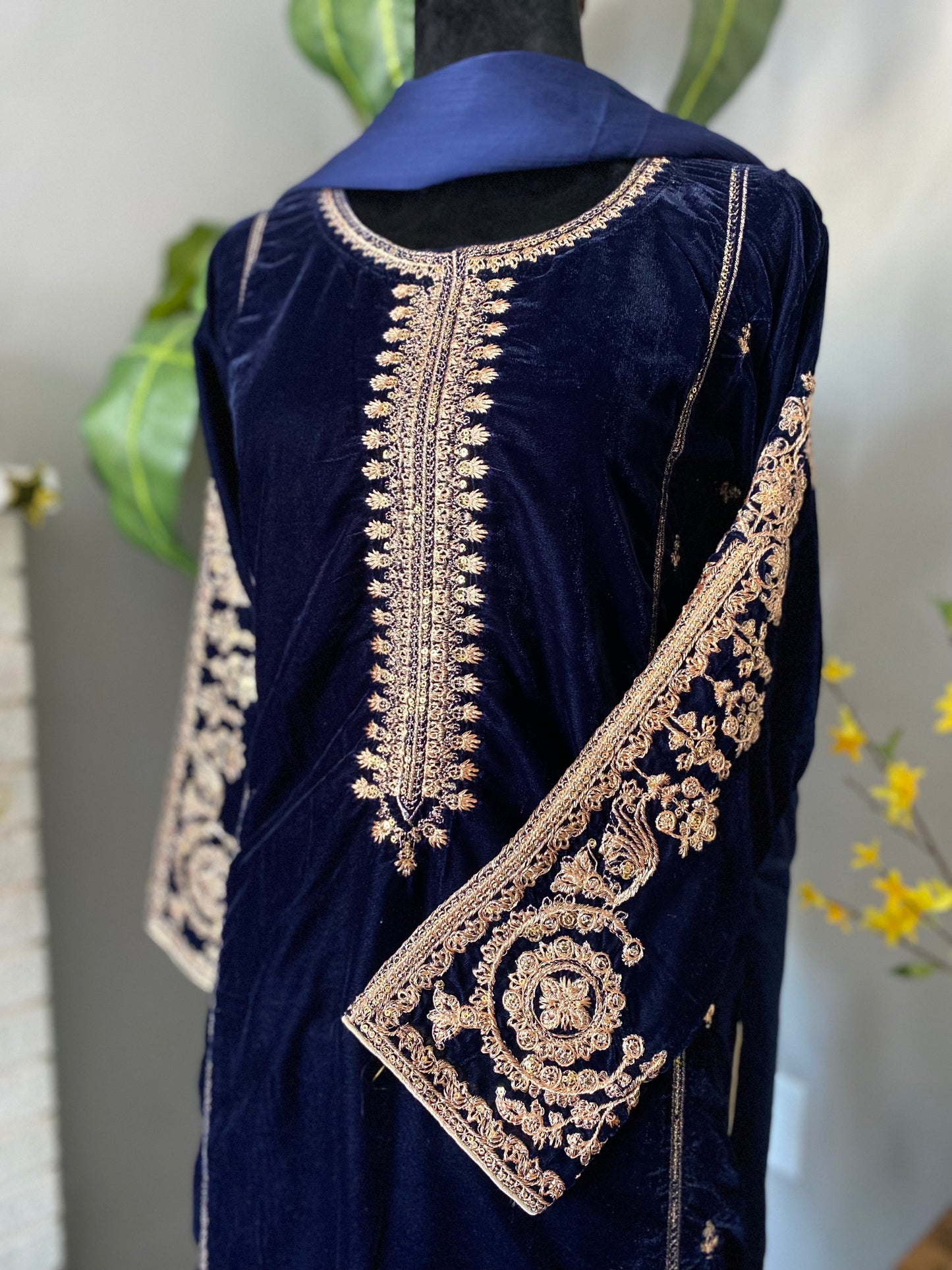 Embroidered Velvet 3-piece NAVY BLUE